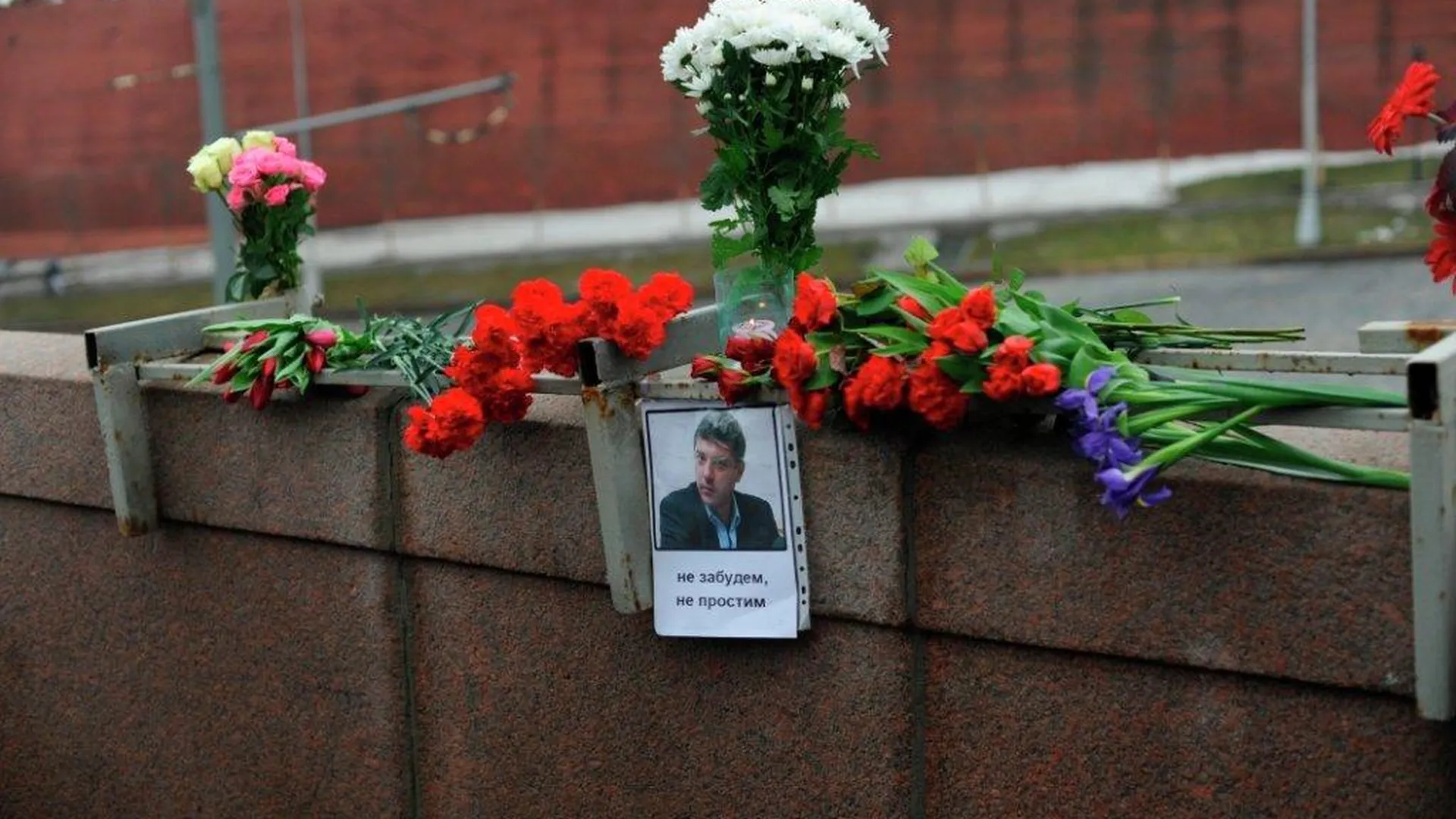 В акции памяти Бориса Немцова в Москве участвуют 8 тыс человек