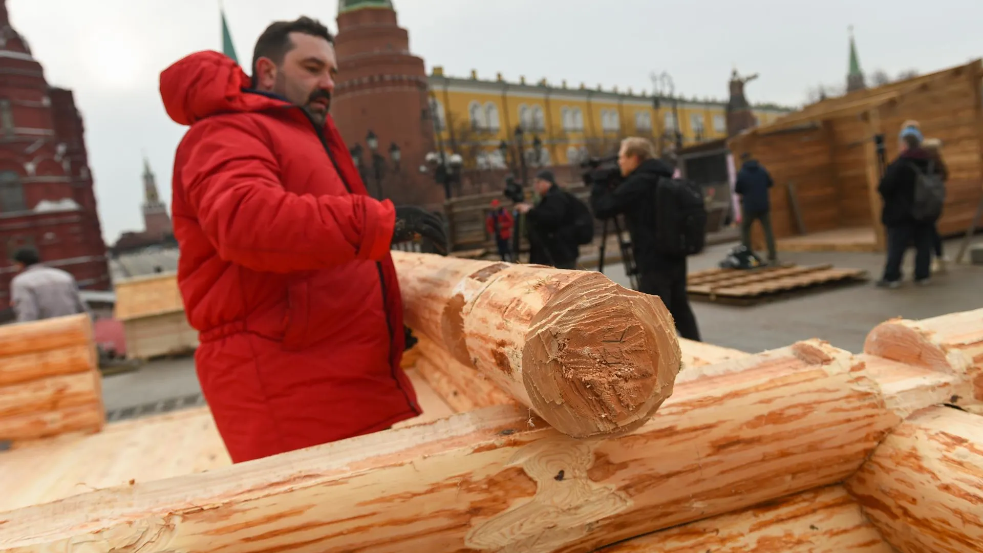 Монтаж инсталляций для фестиваля «Московская Масленица» начался в столице