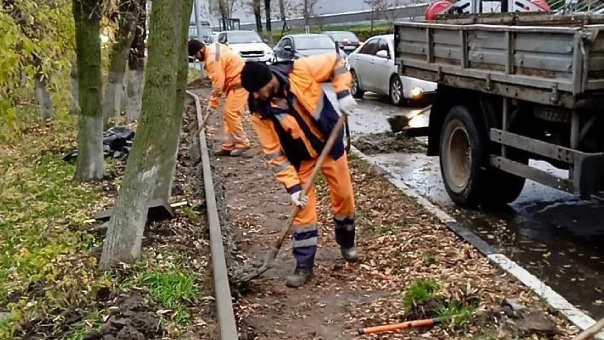 Подход к автобусной остановке начали обустраивать в микрорайоне Климовск  Подольска | РИАМО