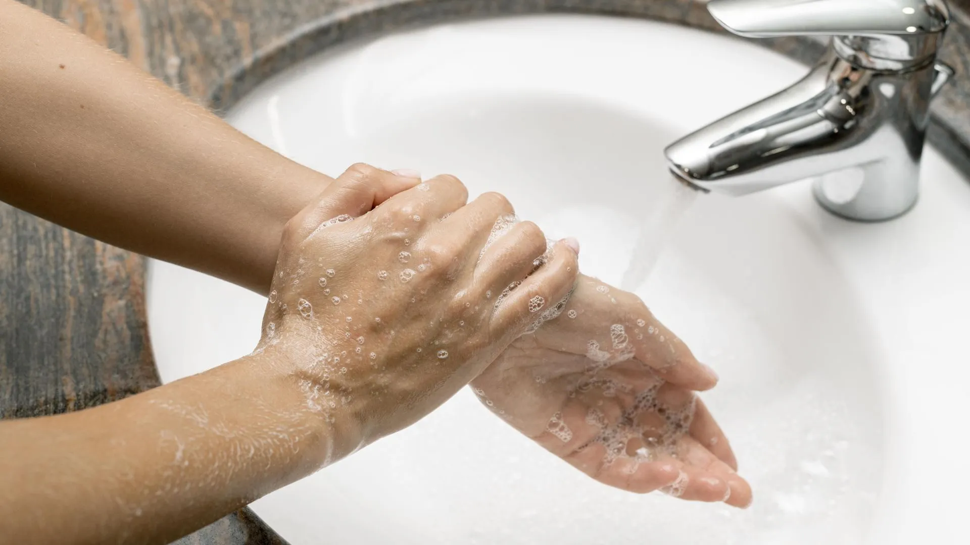 Врач Неронов объяснил важность мытья рук