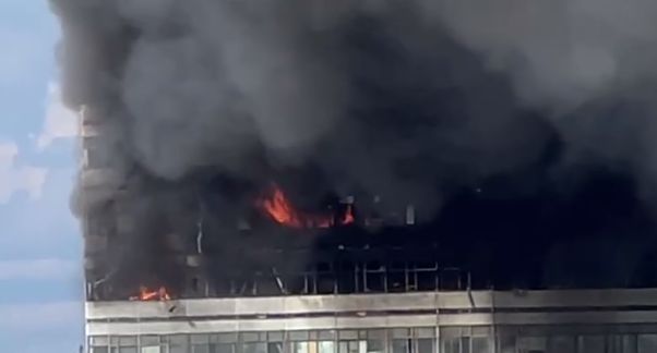 МЧС: площадь пожара в здании НИИ во Фрязине выросла до 3500 кв м