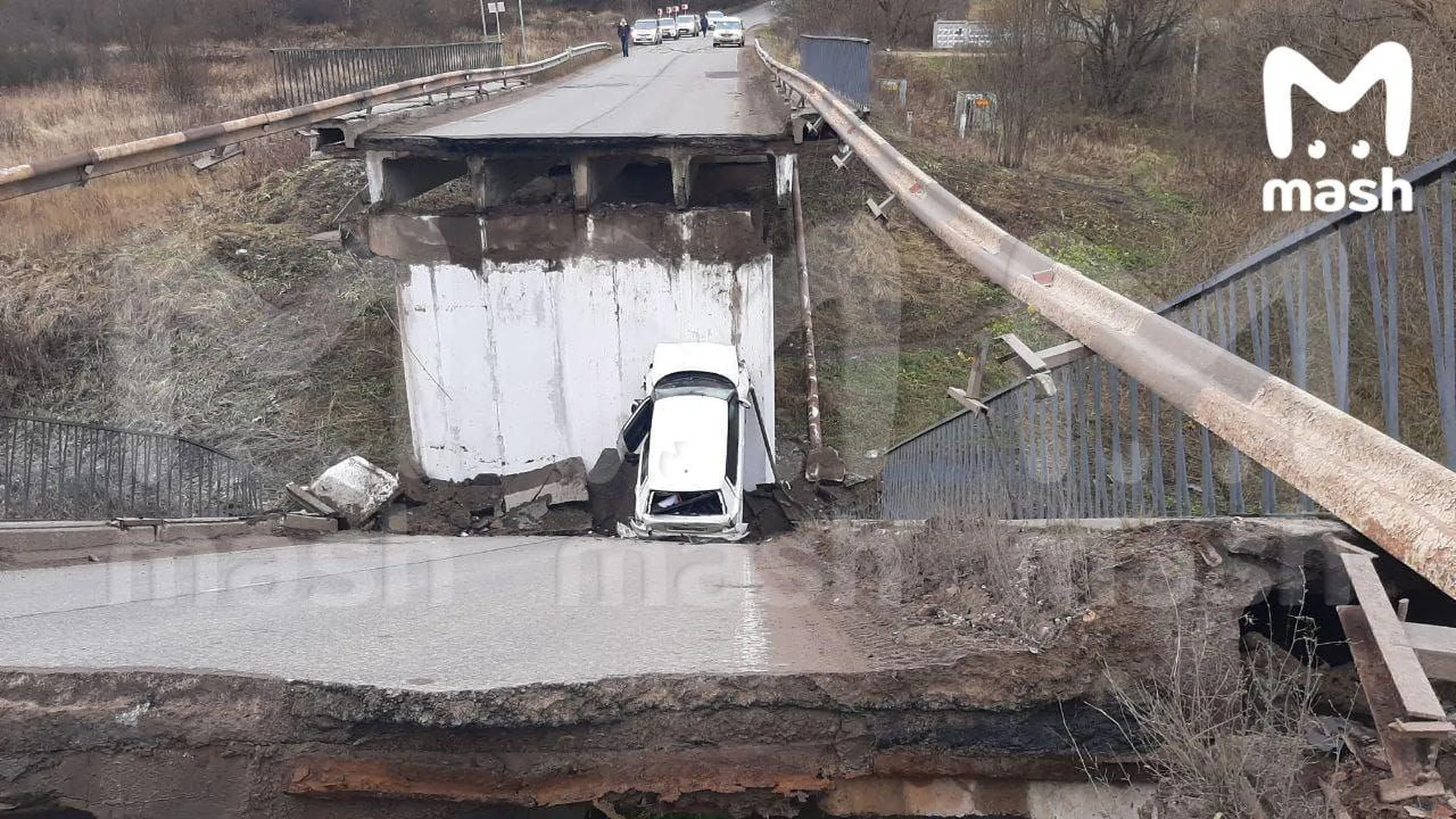 Mash опубликовал фото и видео рухнувшего под Подольском моста