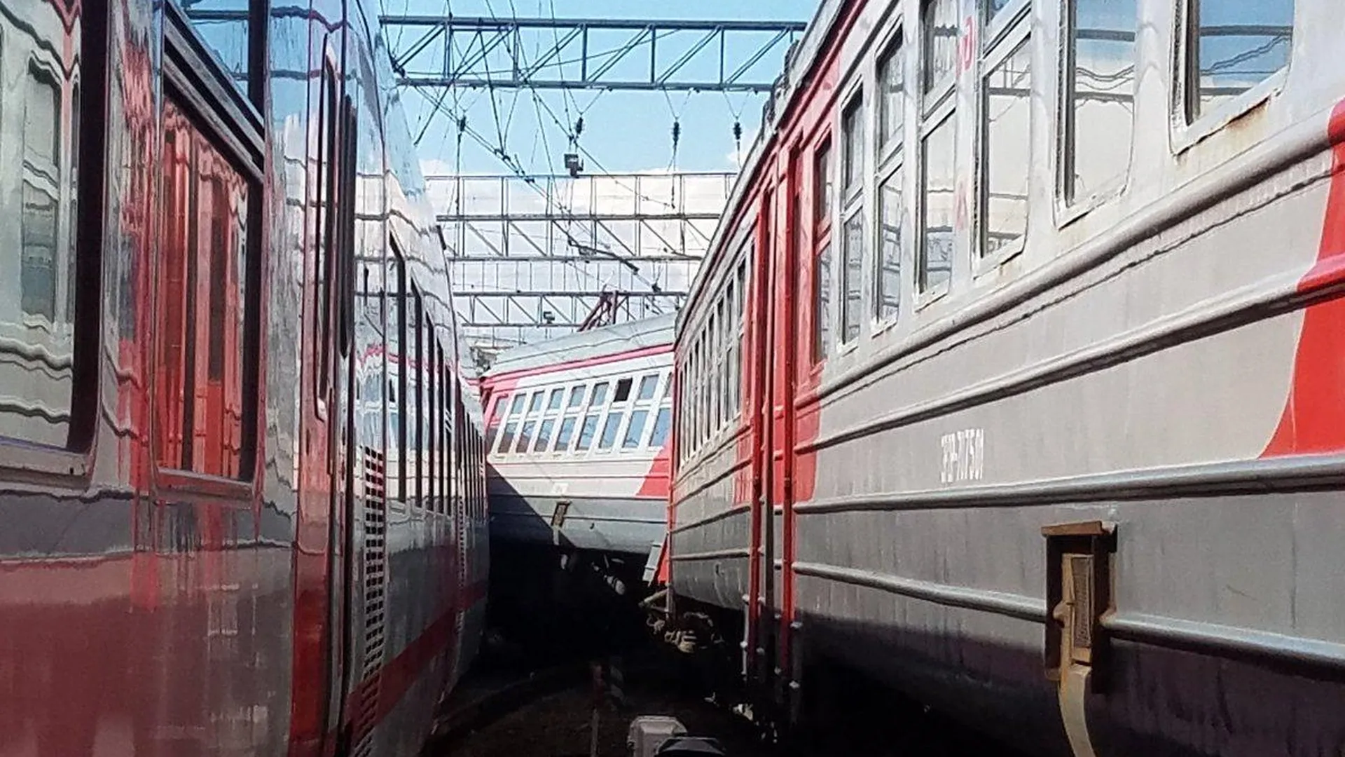 Столкнувшиеся на Курском вокзале в Москве электричку и поезд отбуксировали с места аварии