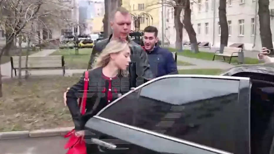 Адвокат Лерчек убегала от прессы после заседания суда по разводу блогеров