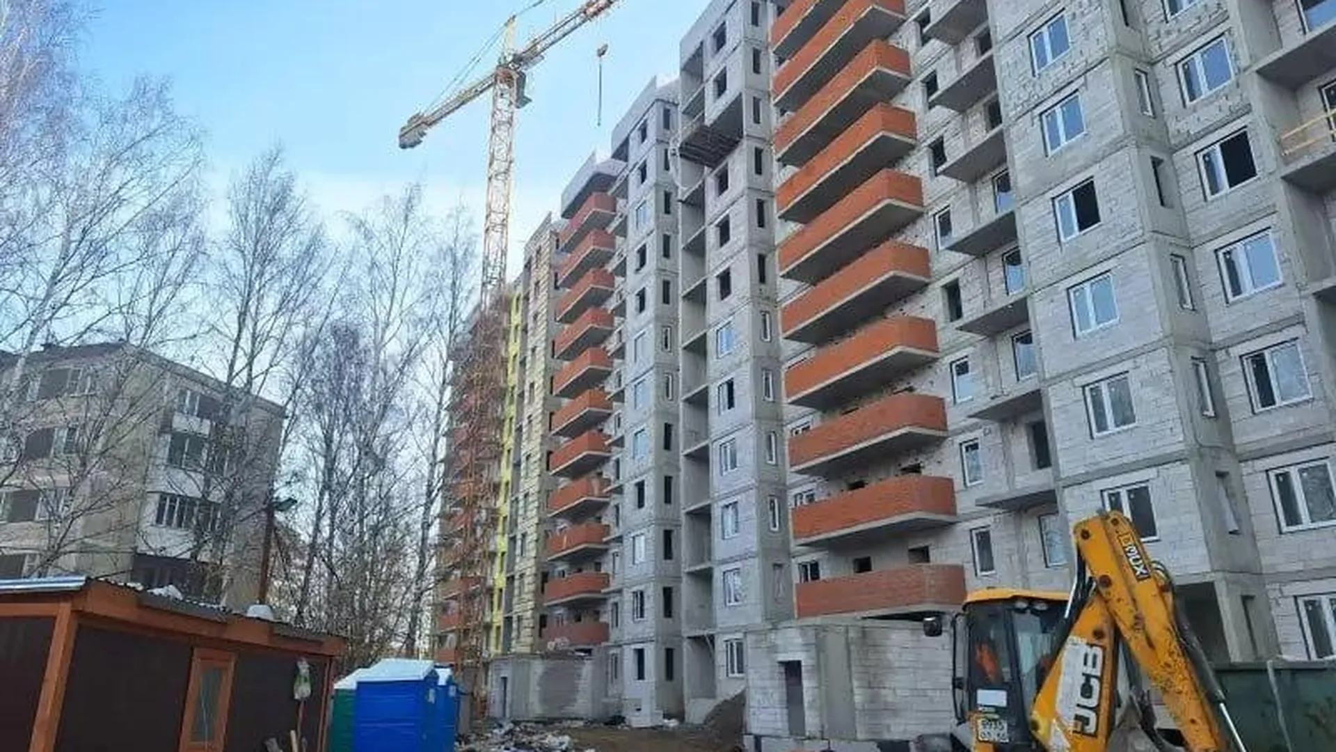 В Дмитровском округе завершается строительство дома для переселенцев из аварийного жилья
