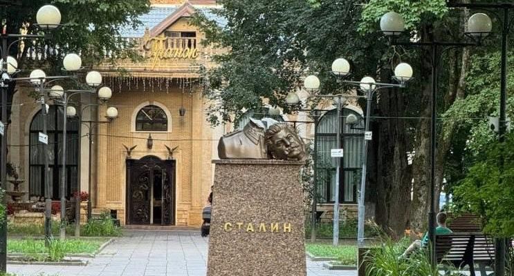 Неизвестный вандал кувалдой обезглавил бюст Сталина в Звенигороде