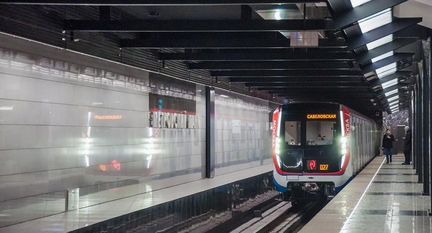 Сбой в движении поездов произошел на БКЛ метро