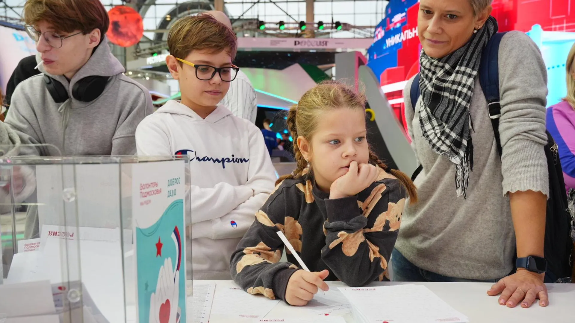 Дети из ЛНР стали гостями подмосковного стенда на выставке «Россия»
