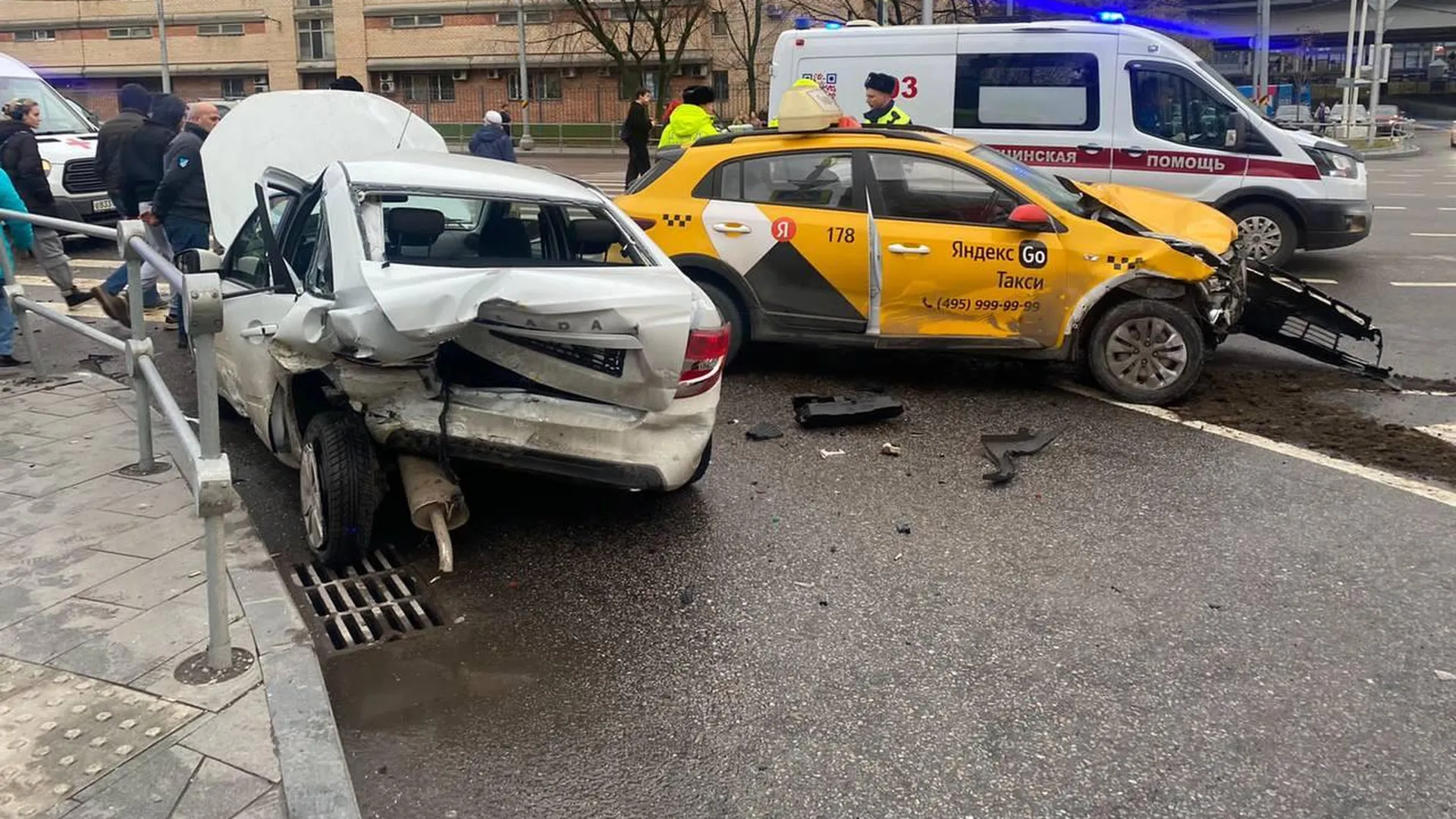 Три человека пострадали в результате ДТП в проезде Серебрякова в Москве
