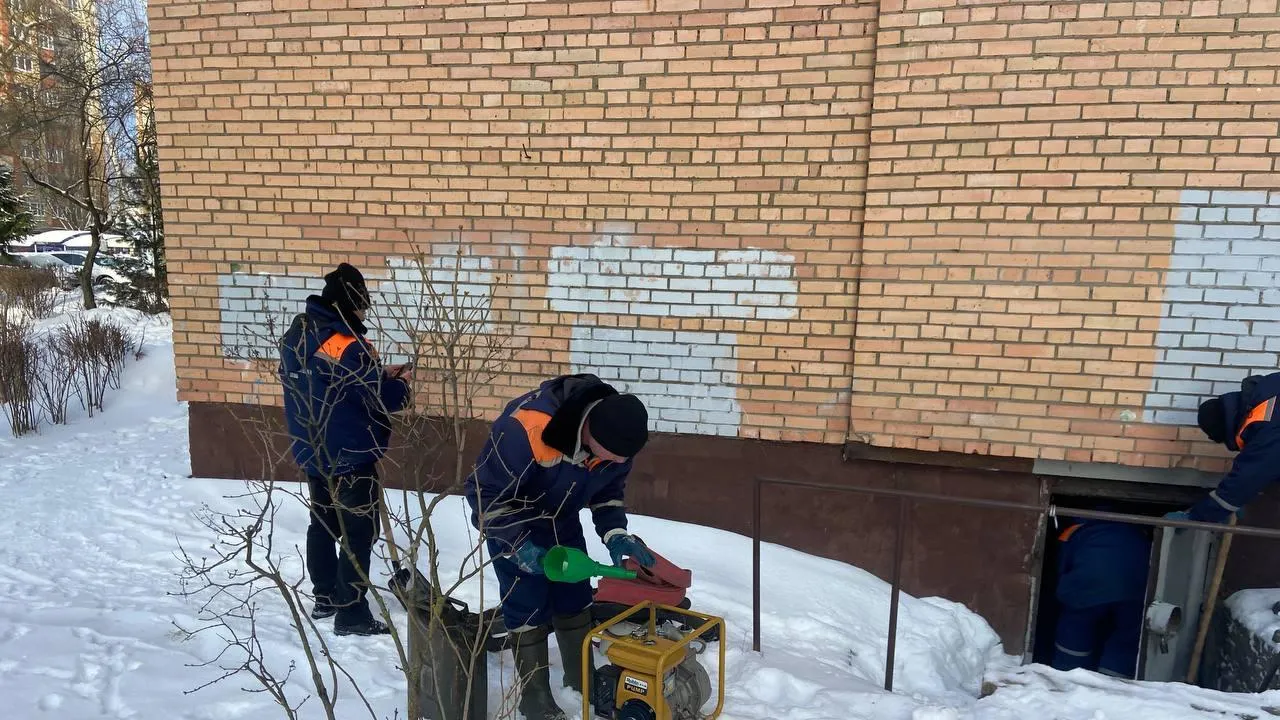 На улице Серпуховской в Климовске ликвидируют прорыв трубы