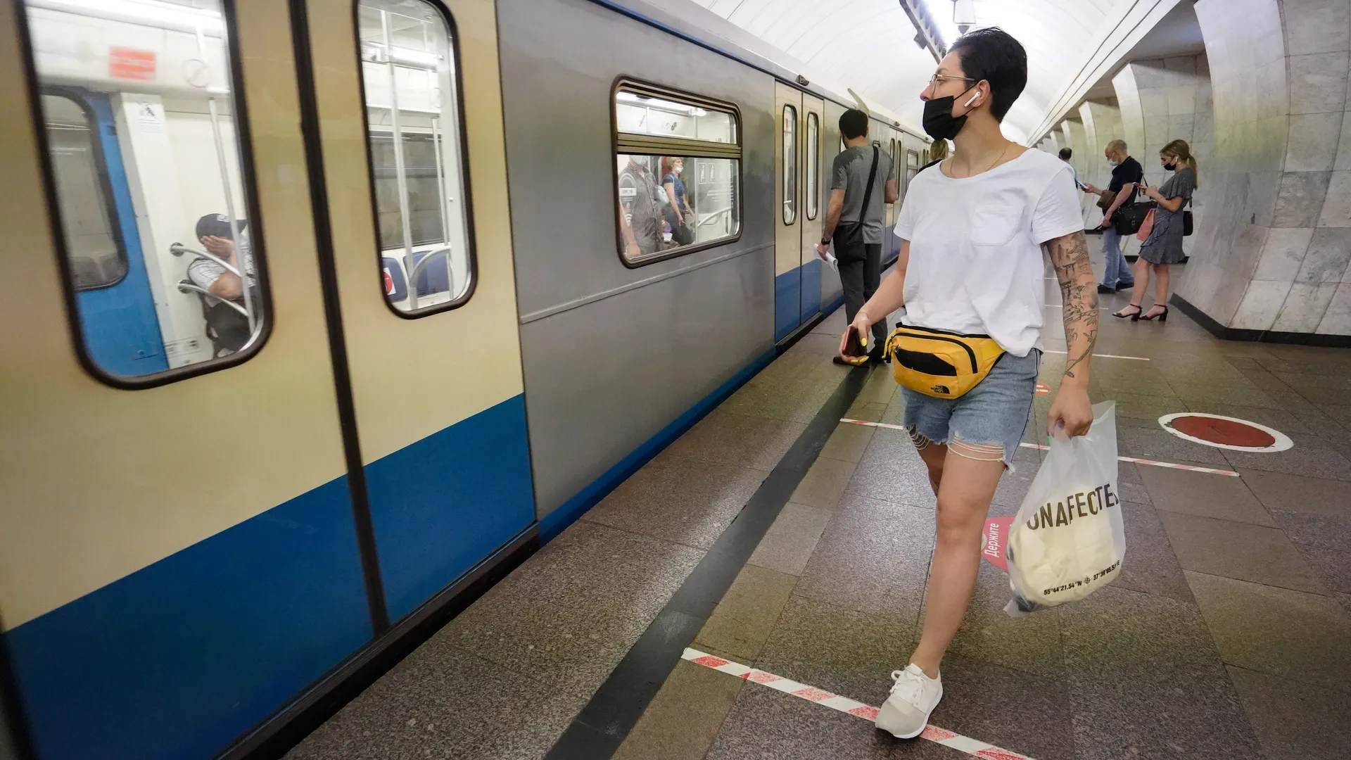 Запрещенный предмет помог пассажиркам отбиться от женщины с ножом в метро Москвы