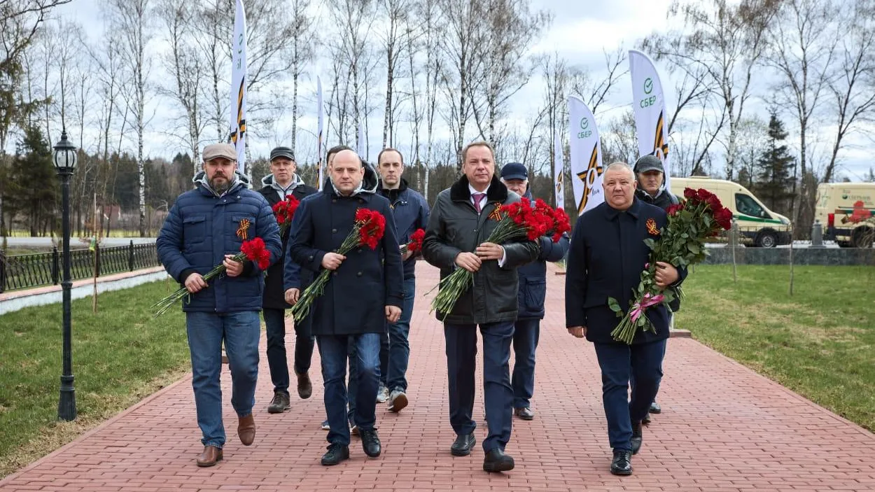 В Сбере почтили память погибших в ВОВ на воинском мемориале в Наро‑Фоминском округе