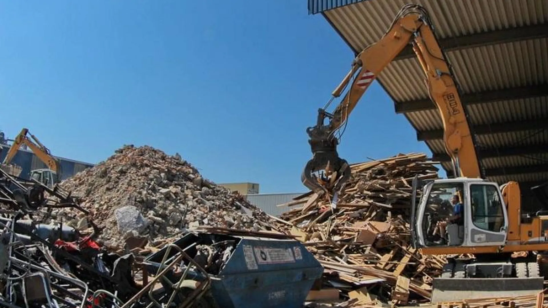 Минэкологии: в Подмосковье сегодня работают 82 площадки переработки строительных отходов и грунтов