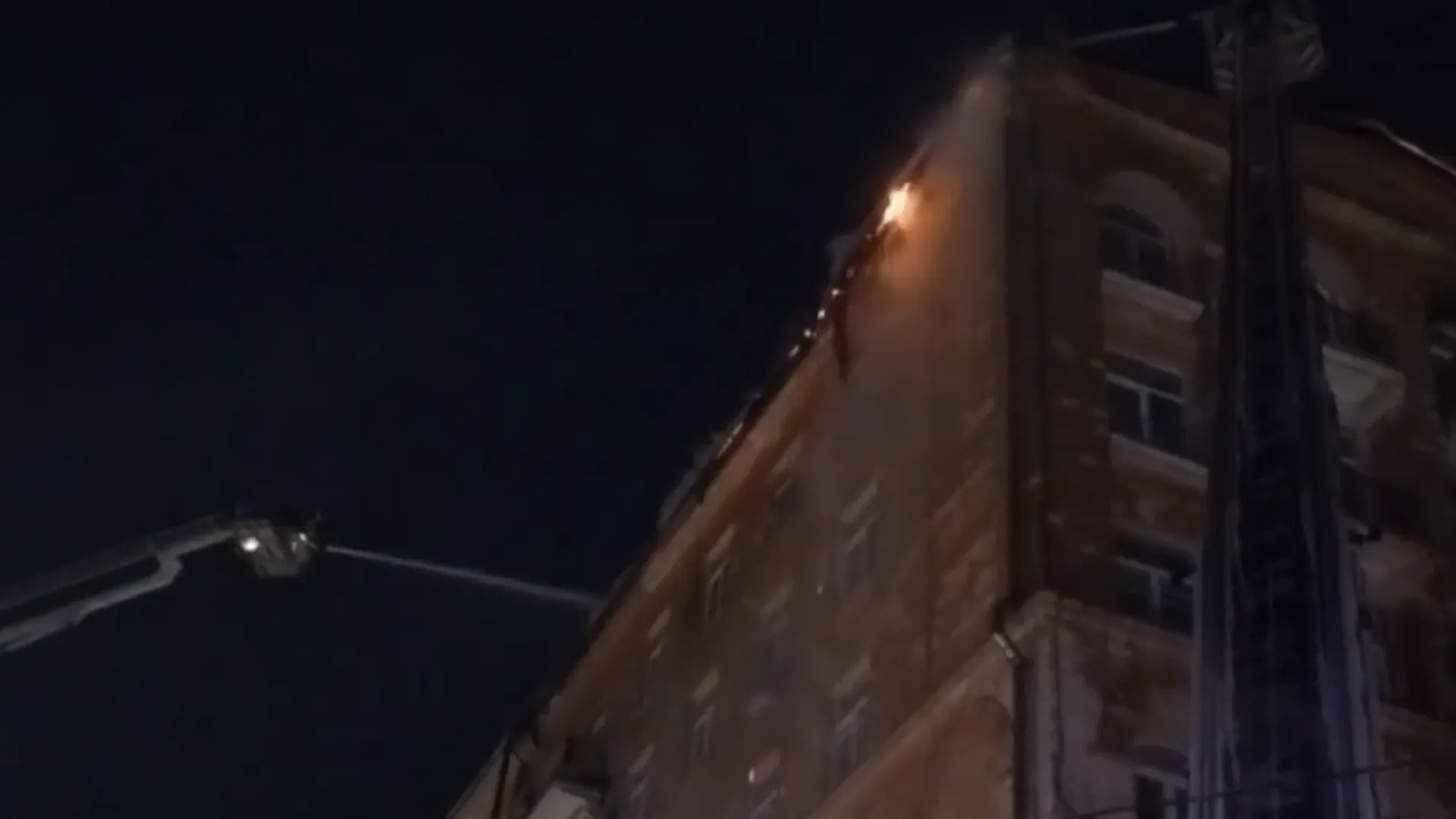 Кадры тушения мощного пожара в многоэтажном доме на севере Москвы