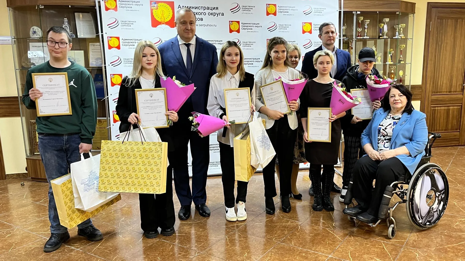 Дети без попечения родителей получили жилищные сертификаты в Серпухове