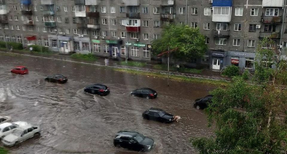 Видео: в Новокузнецке после мощного ливня автомобилисты «плывут» по дорогам