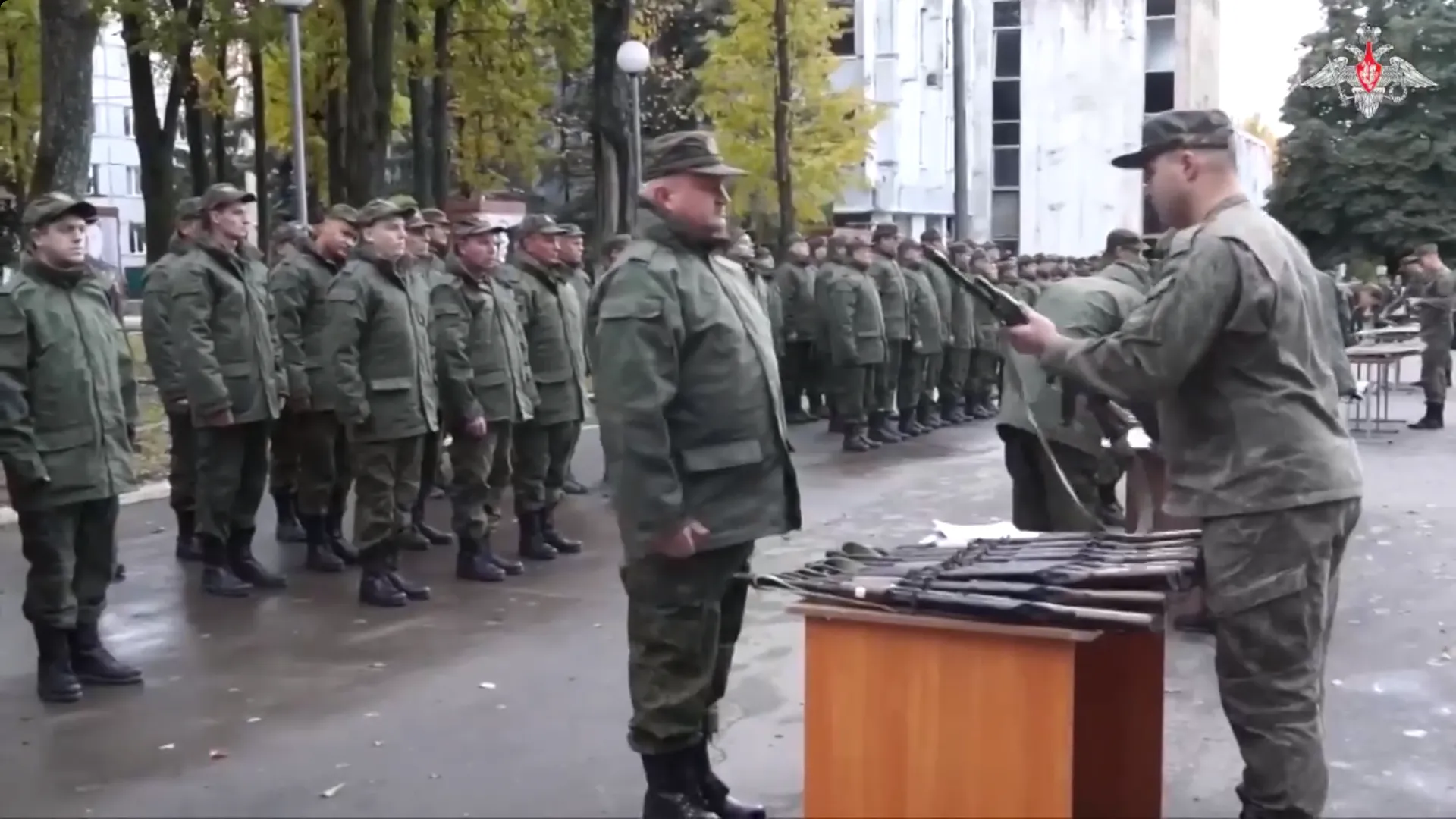 В танковой дивизии Подмосковья мобилизованным вручили личное стрелковое оружие