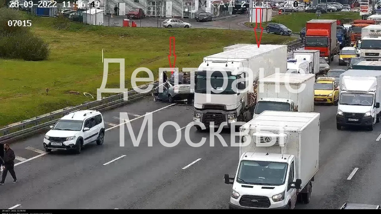 Легковушка и грузовик столкнулись на 2 км МКАД