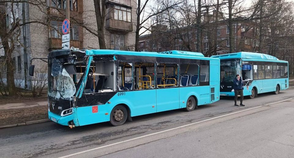 Шесть человек пострадали в результате столкновения автобусов в Петербурге