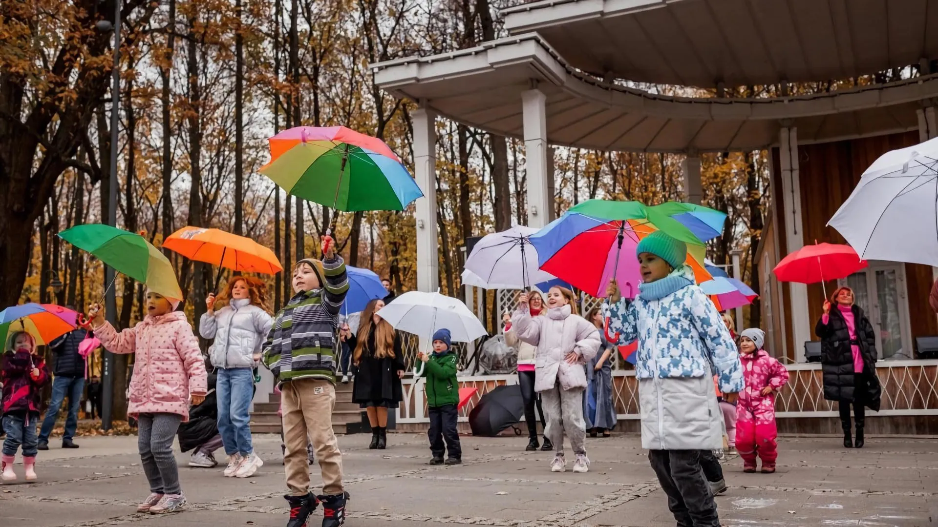 В парках Подмосковья 23 сентября пройдет праздник «Поющие под дождем»