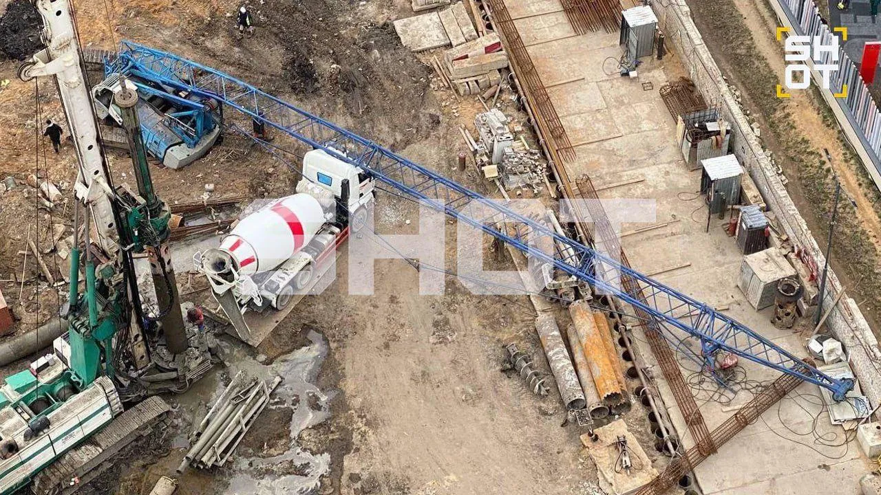 В Москве строительный кран упал на бетономешалку и едва не убил водителя