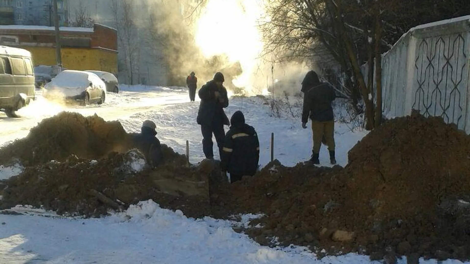 Глава Красногорского района лично контролирует ремонт теплотрассы, где обнаружили утечку