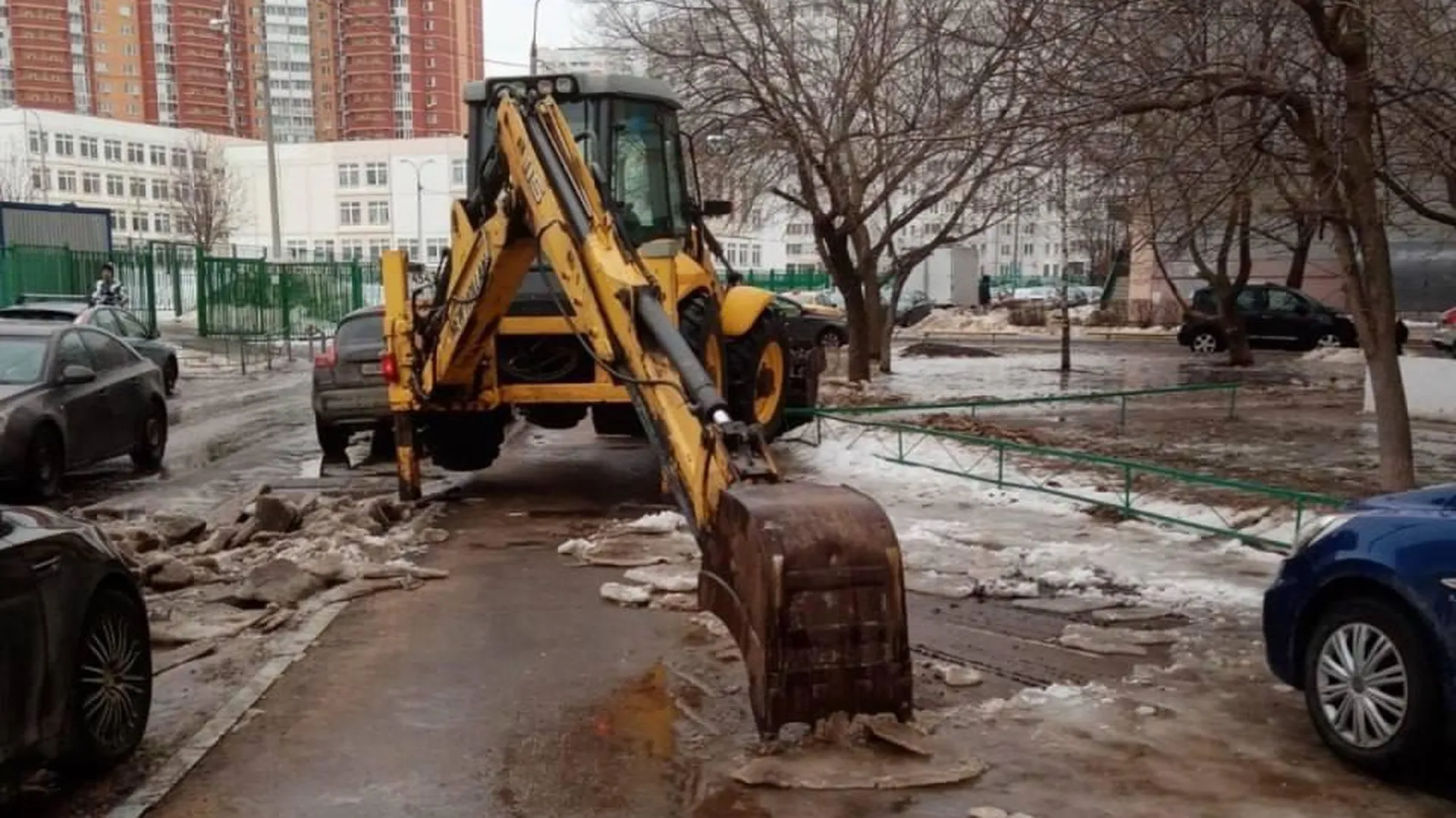 Коммунальщики Подольска все выходные убирали улицы округа от наледи и снежных масс