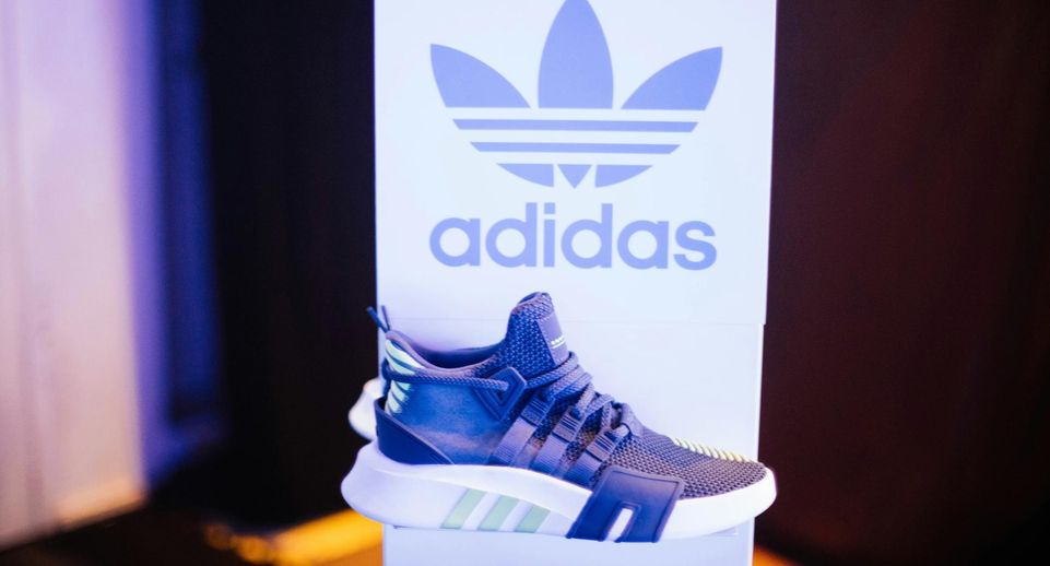 Гендиректор Adidas извинился за рекламу кроссовок с Беллой Хадид