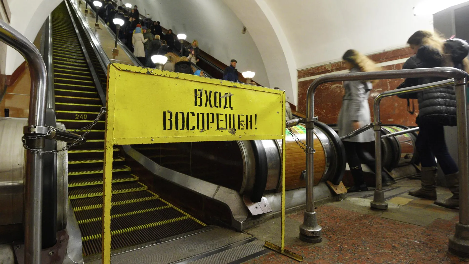 Ремонт одного из эскалаторов на станции метро «Университет» начнется в Москве с 4 октября