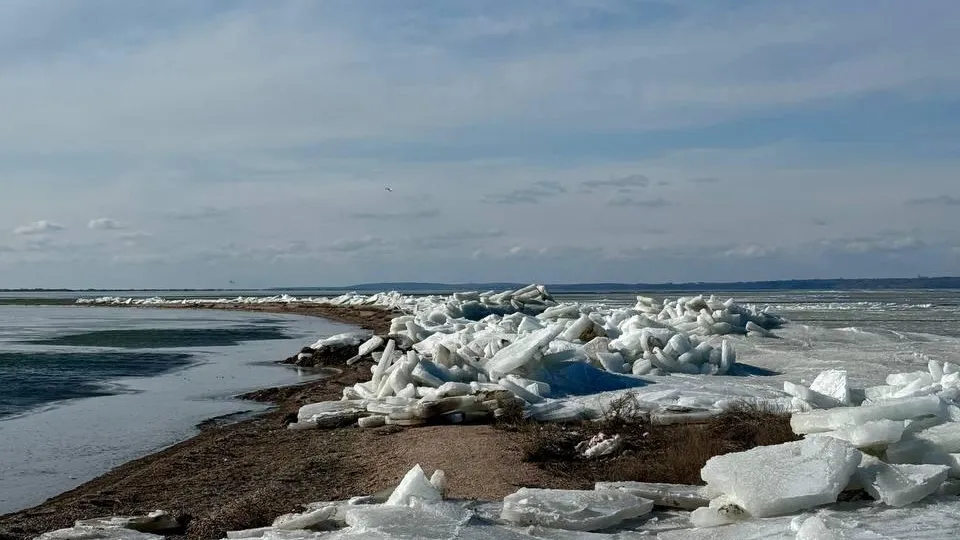 Ледяные глыбы обнаружили на пляже в Анапе