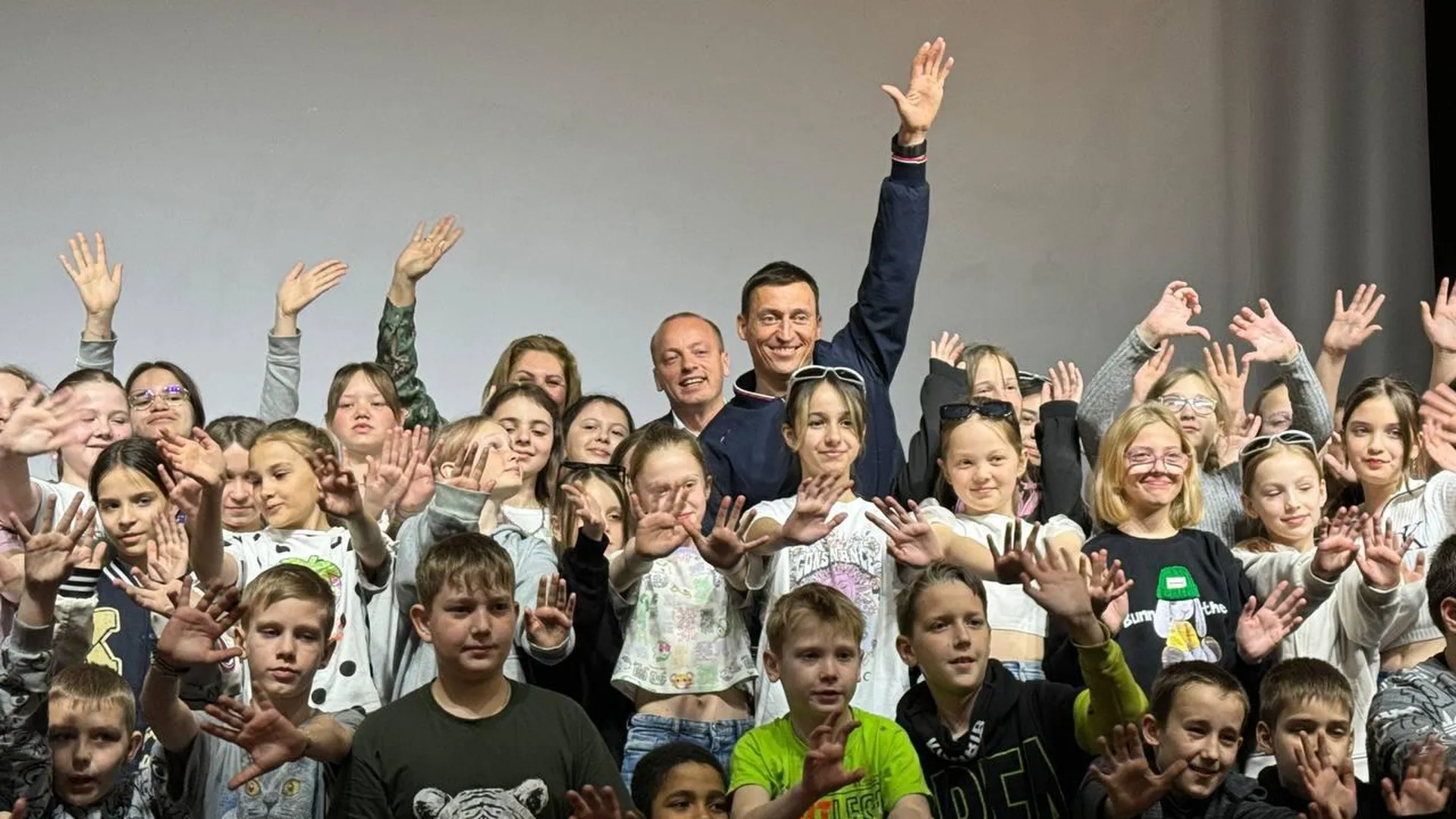 Александр Легков встретился в Пушкине с детьми из Белгорода