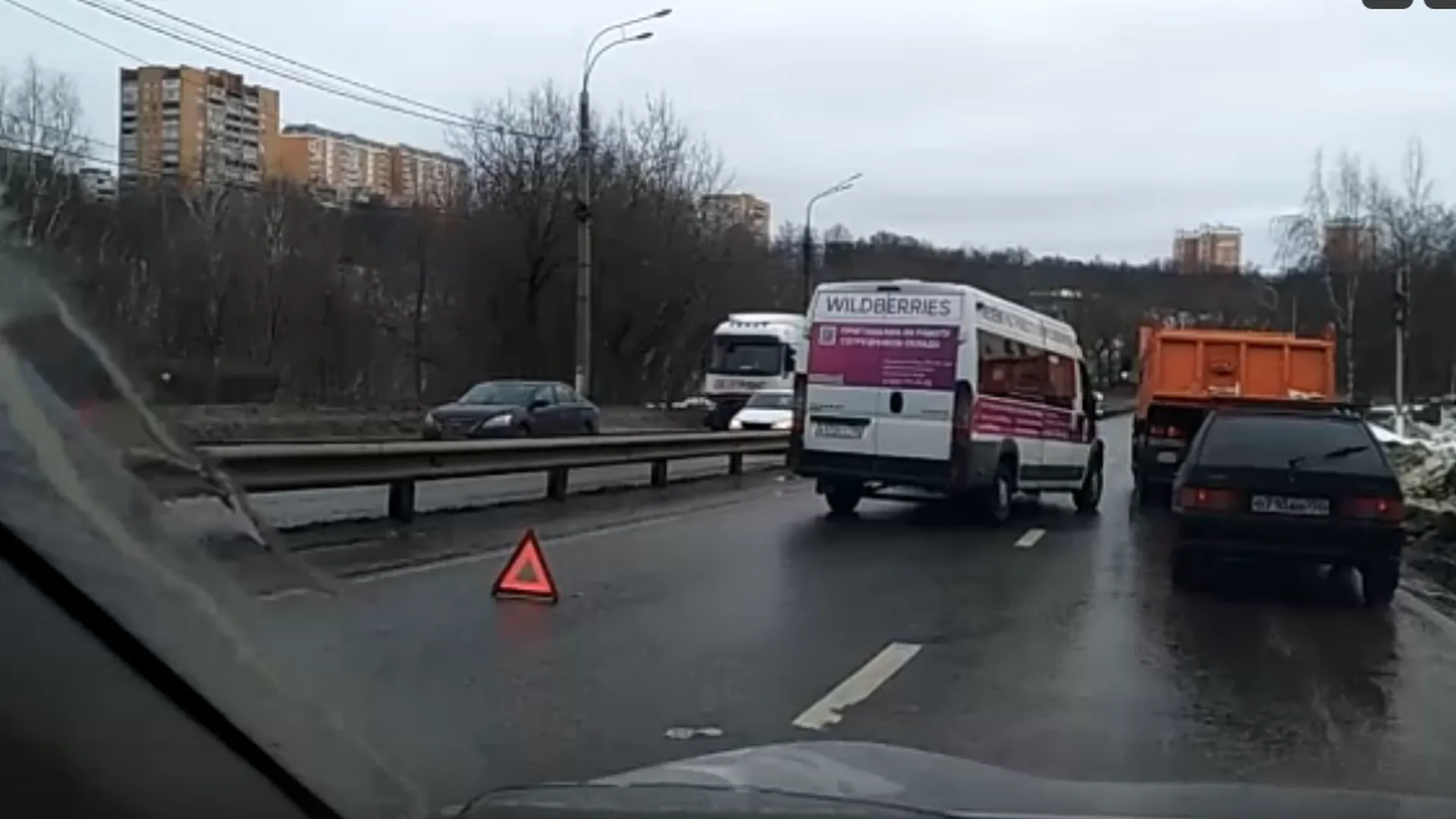 В Сети появилось видео тройного ДТП со служебной машиной Wildberries в  Подольске | РИАМО в Подольске