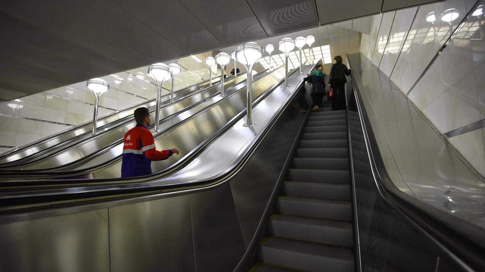 Москвичей начнут штрафовать за неправомерную остановку эскалатора метро