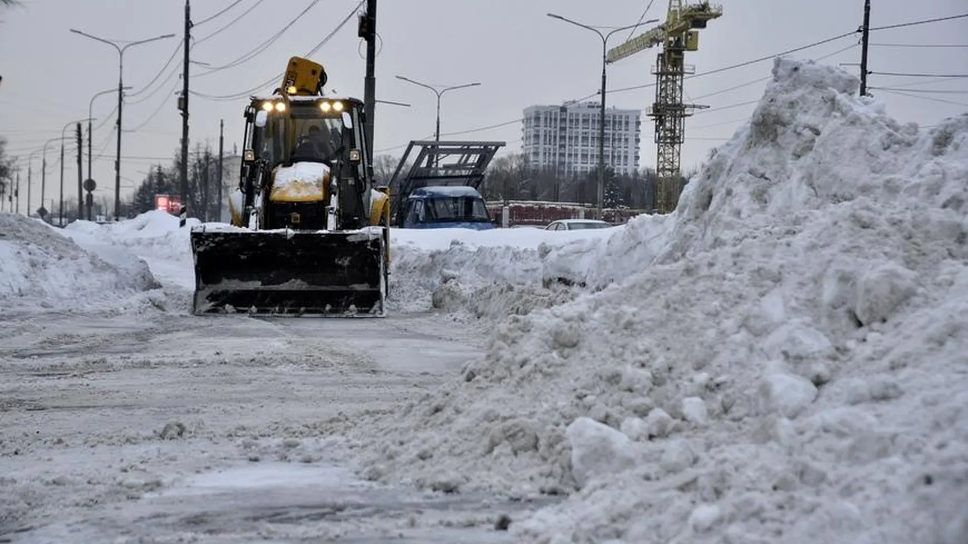 Уборка от снега и наледи продолжается в городском округе Солнечногорск