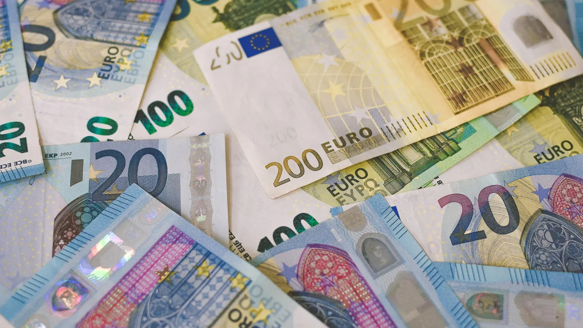 Курс евро оказался ниже 96 рублей впервые с 30 января