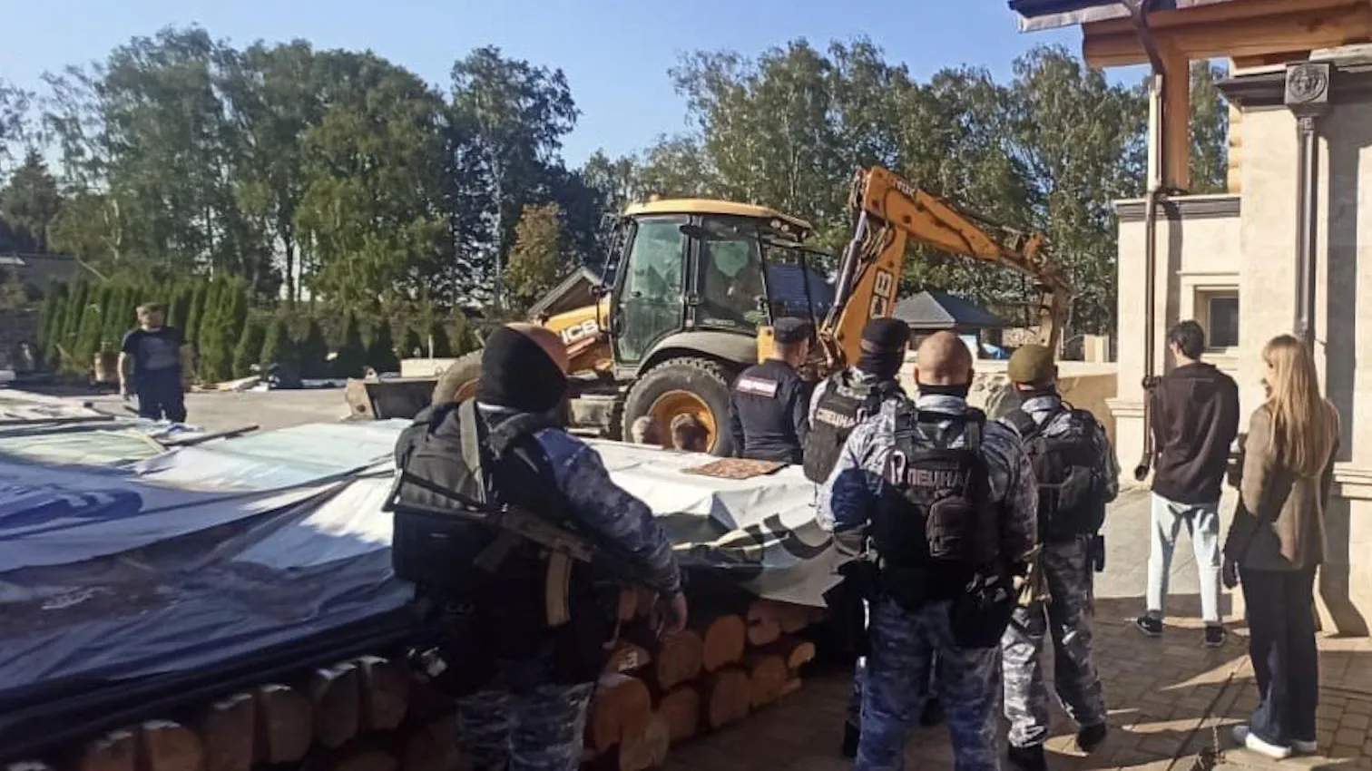 Снос самовольной постройки начался в Мытищах