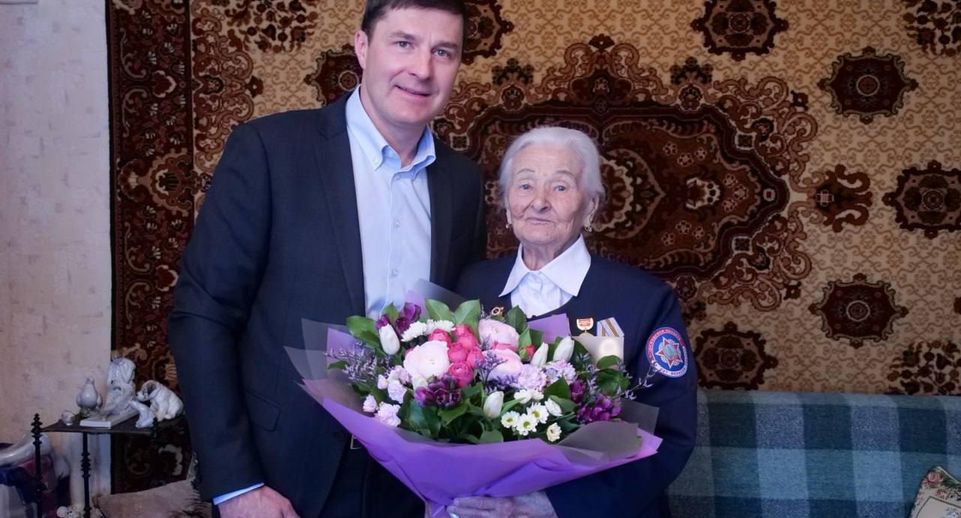 Глава Люберец Владимир Волков поздравил с 95-летием ветерана ВОВ Марию Бодрову