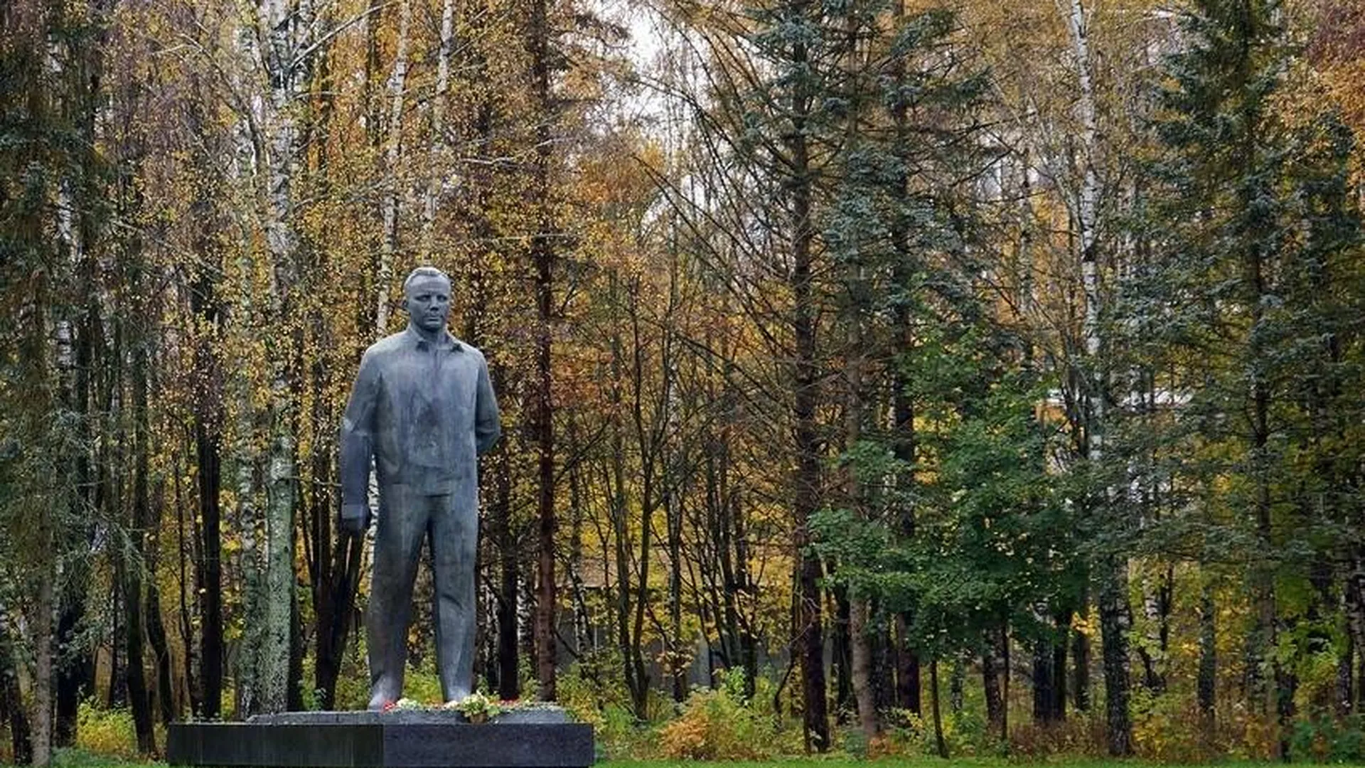 Воробьев, Рогозин и космонавты возложили цветы к памятнику Гагарину в Звездном городке