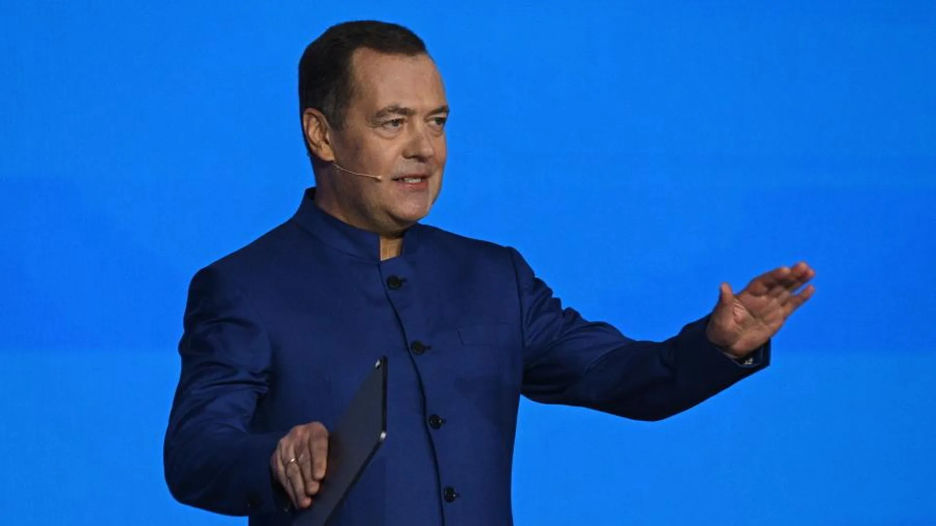 Медведев об отказе Зеленской посетить прием у Байдена: получилось грустненько