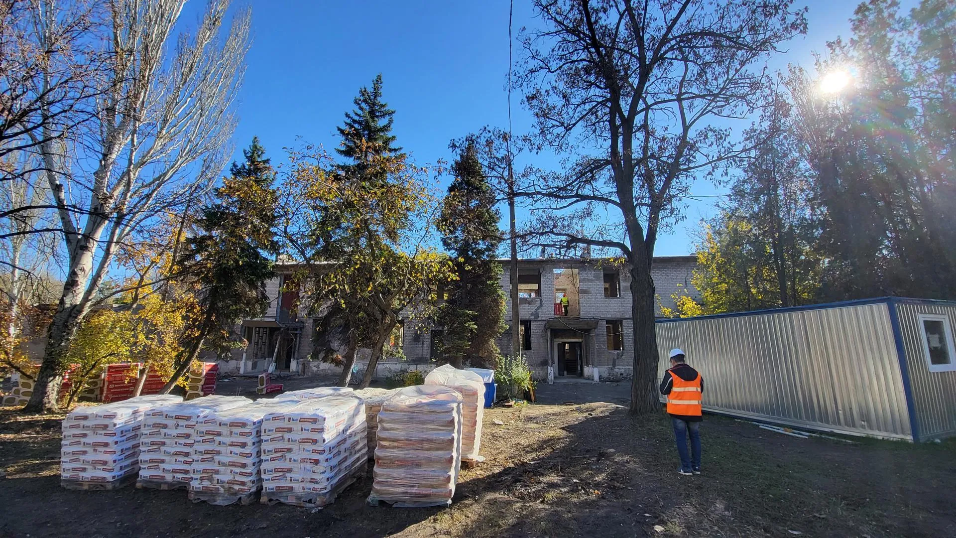 Специалисты Подмосковья продолжают восстанавливать многоквартирные дома в  Мариуполе | РИАМО в Балашихе