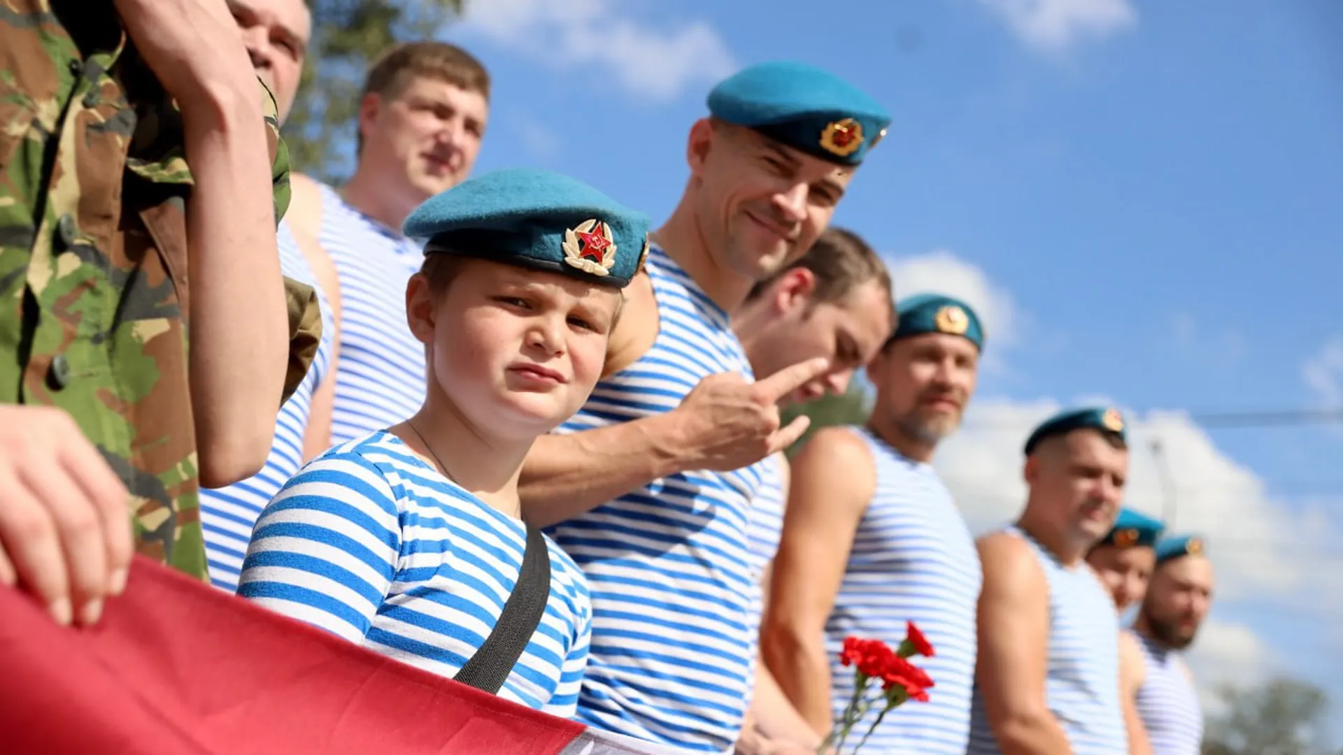 Подмосковные единороссы поздравили военнослужащих и ветеранов с Днем ВДВ