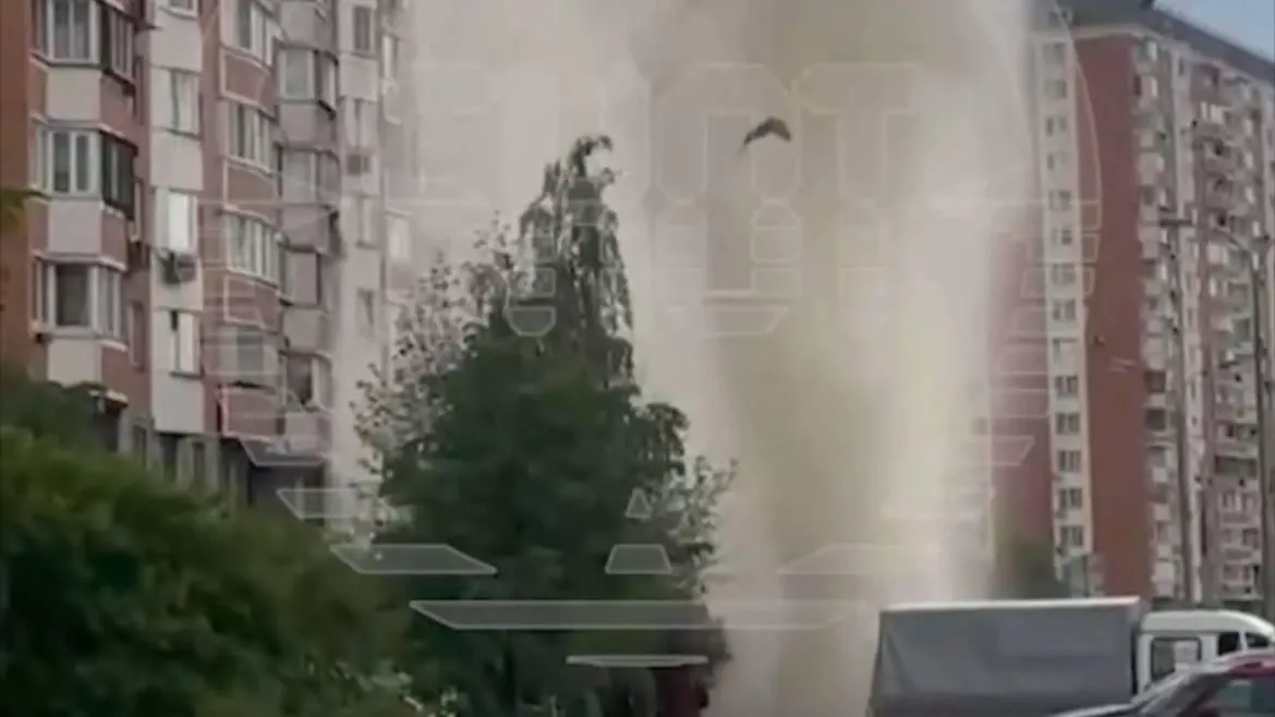 Мощный столб воды высотой с 9-этажный дом поднялся в Марьино из-за прорыва трубы