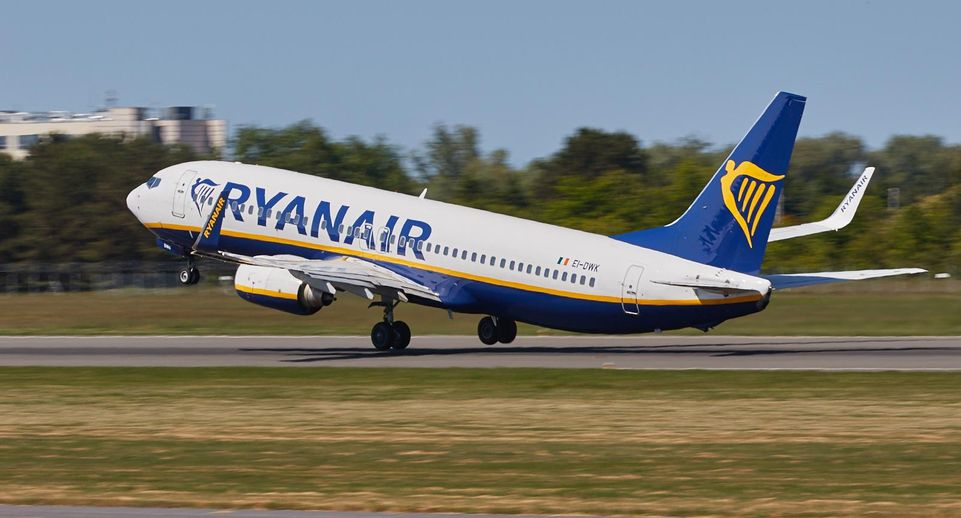 Квартальная прибыль авиакомпании Ryanair упала почти в два раза