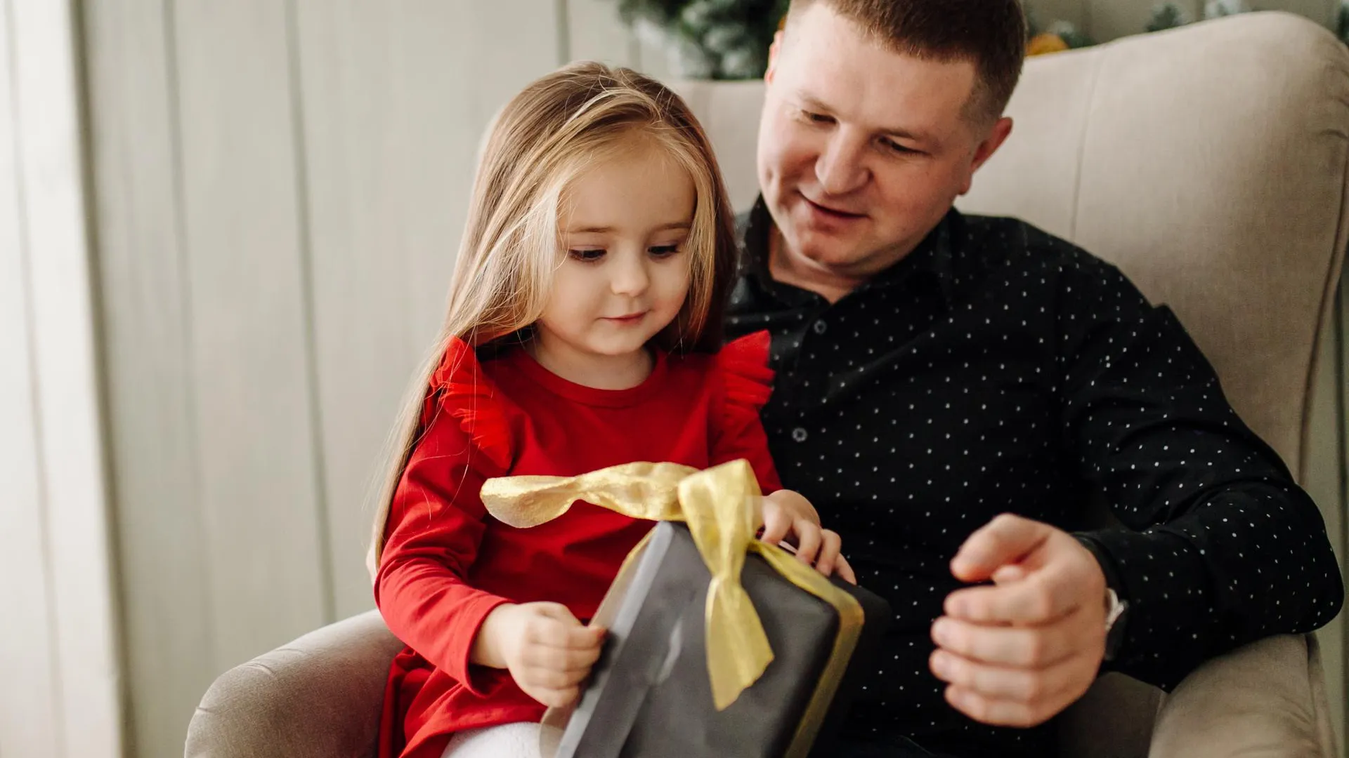 Совместный подарок поможет укрепить детско‑родительские отношения — психолог