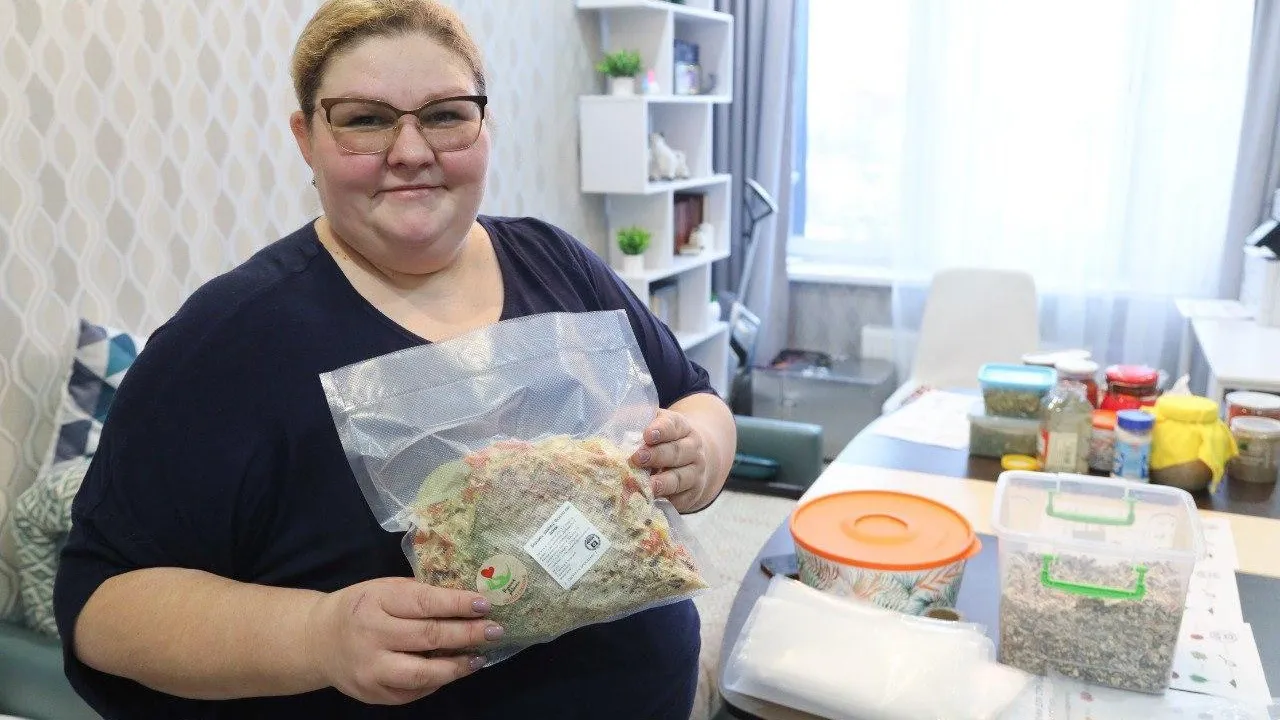 12 женщин из Сергиева Посада заготавливают домашнюю еду и передают ее бойцам СВО