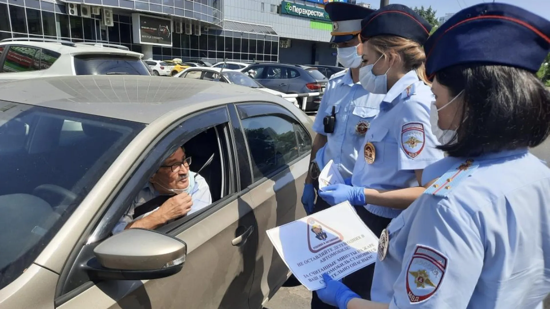 Сотрудники ГИБДД Люберец призвали водителей уступать дорогу пешеходам |  РИАМО