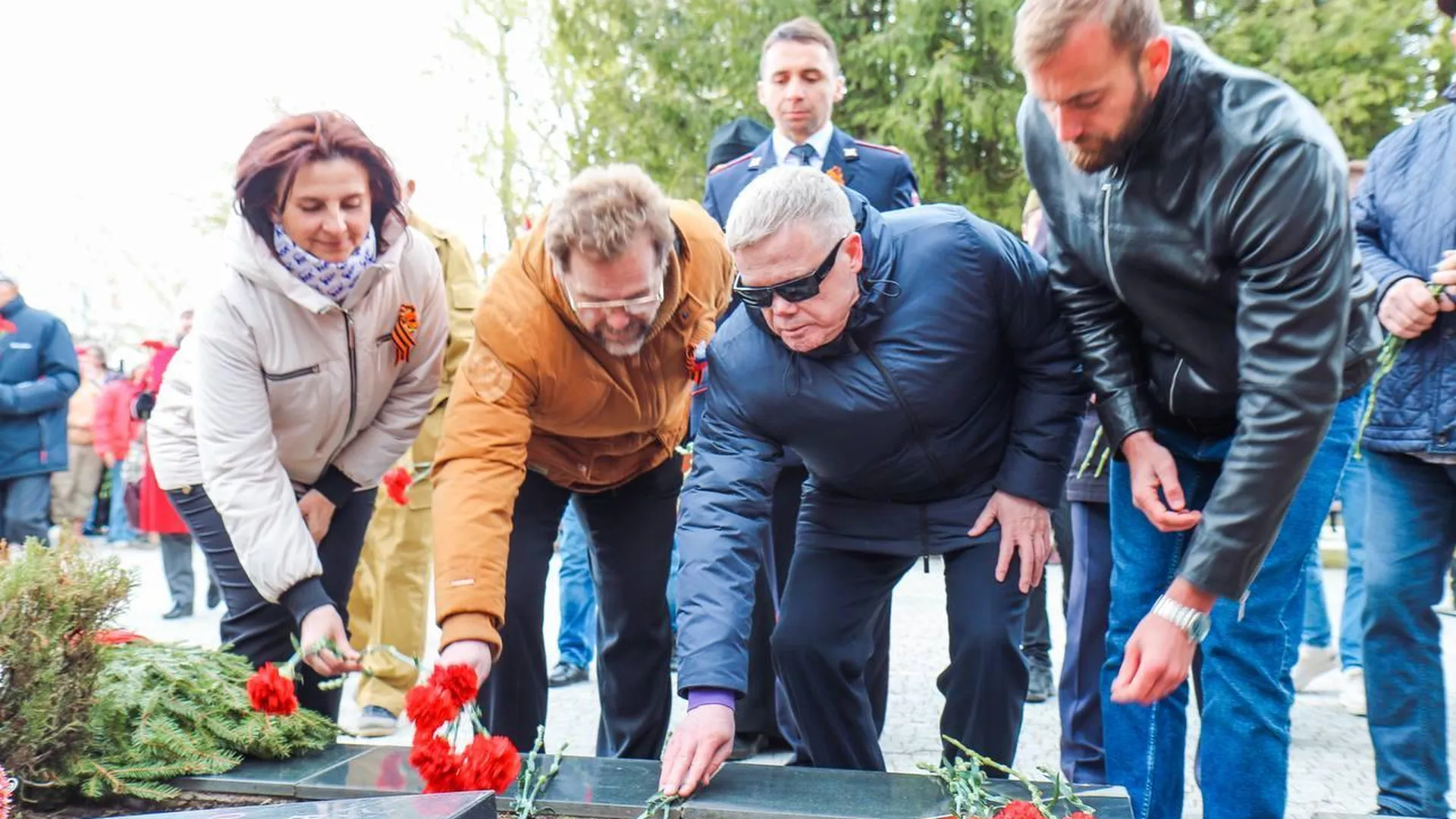 Депутат Вшивцев с партийцами почтил память павших героев в годы ВОВ в Шаховской