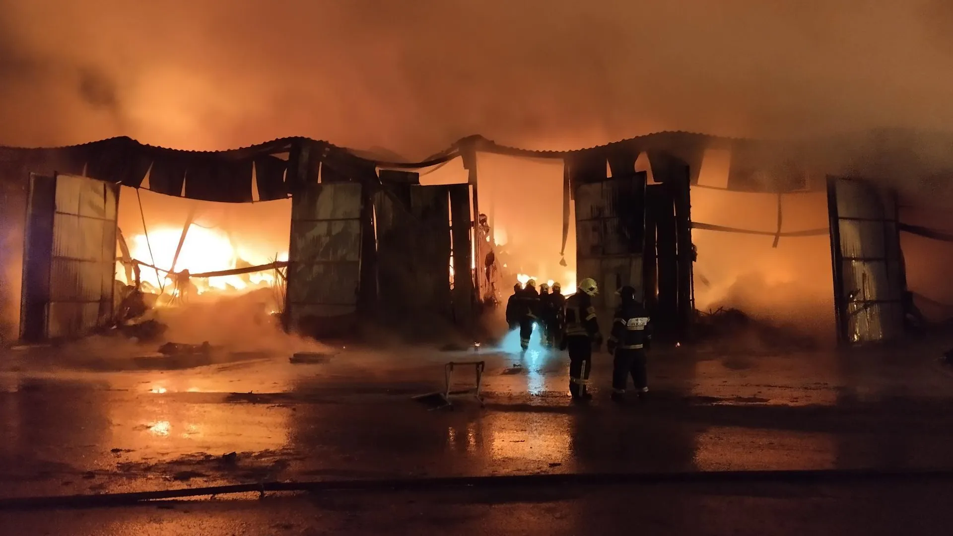 Кадры тушения пожара на складе в Московской области