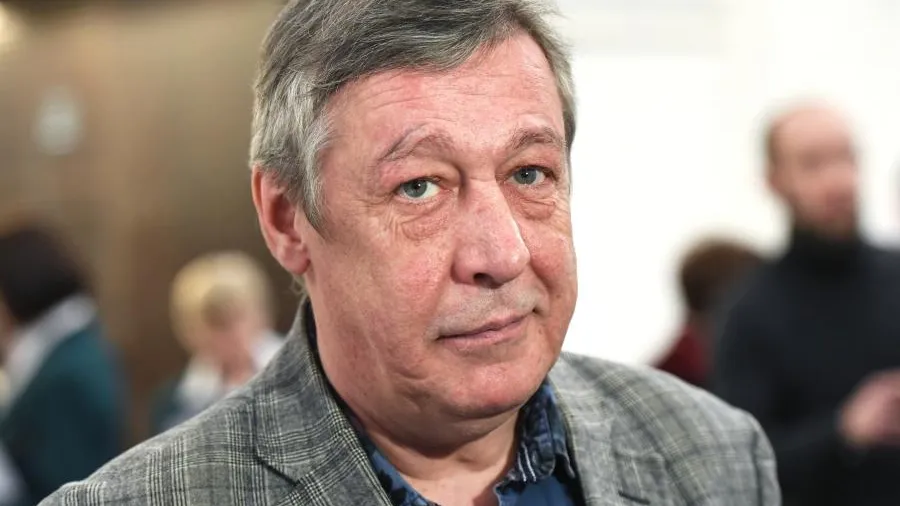 Дежурят у подъезда: Михаил Ефремов не выходит на улицу из-за репортеров