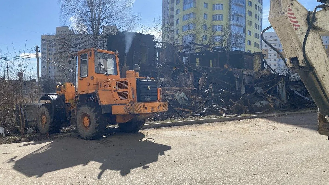 В округе Пушкинский ликвидировали сгоревший барак